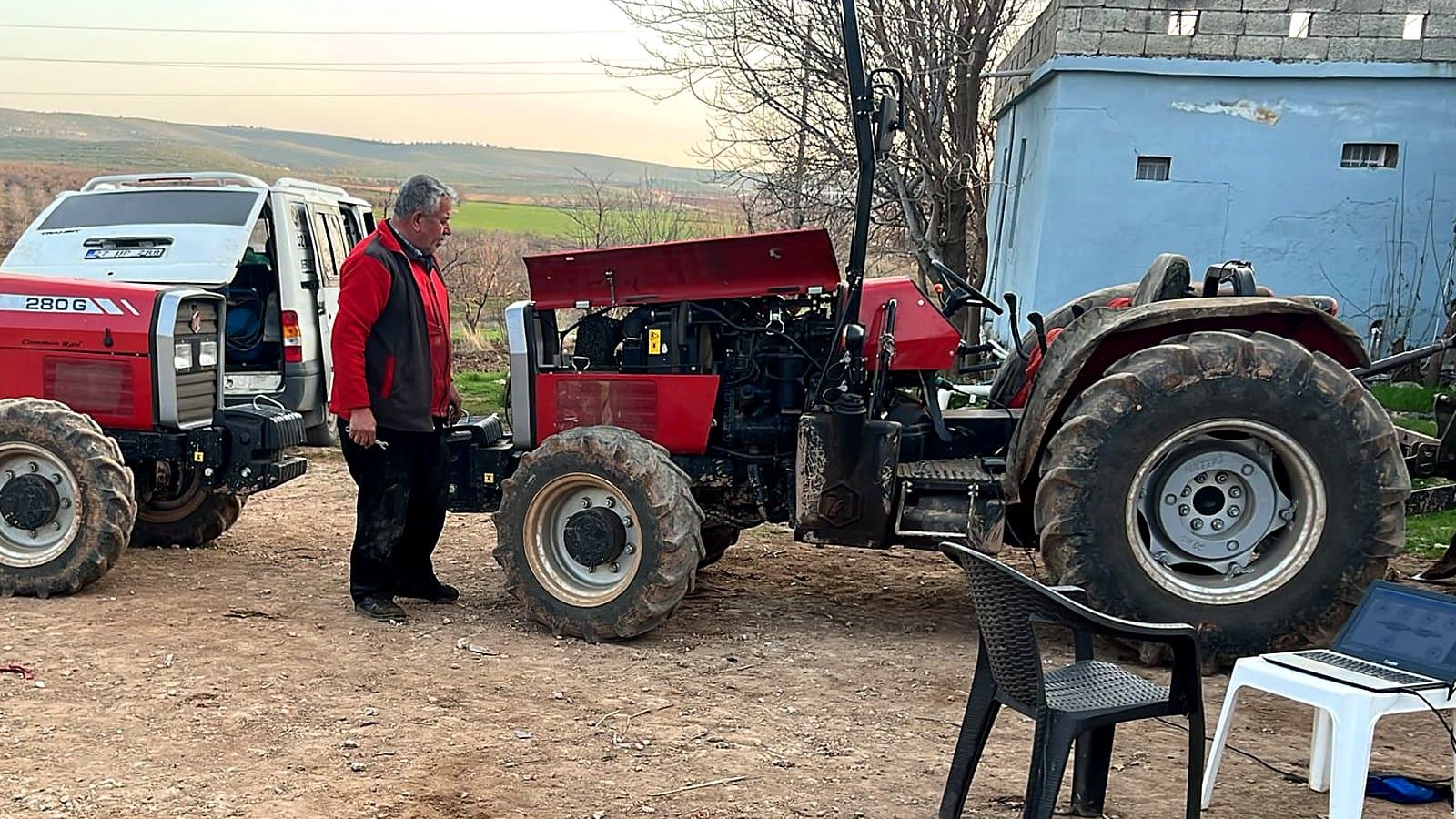 Mobil servis ekibimiz tarlada Hattat traktörde arıza tespiti yaparken