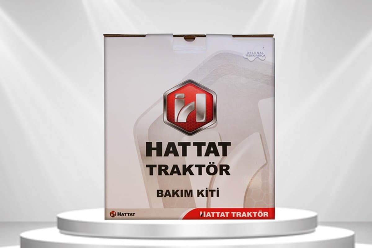 Tarlada traktör bakımı yapan teknisyen