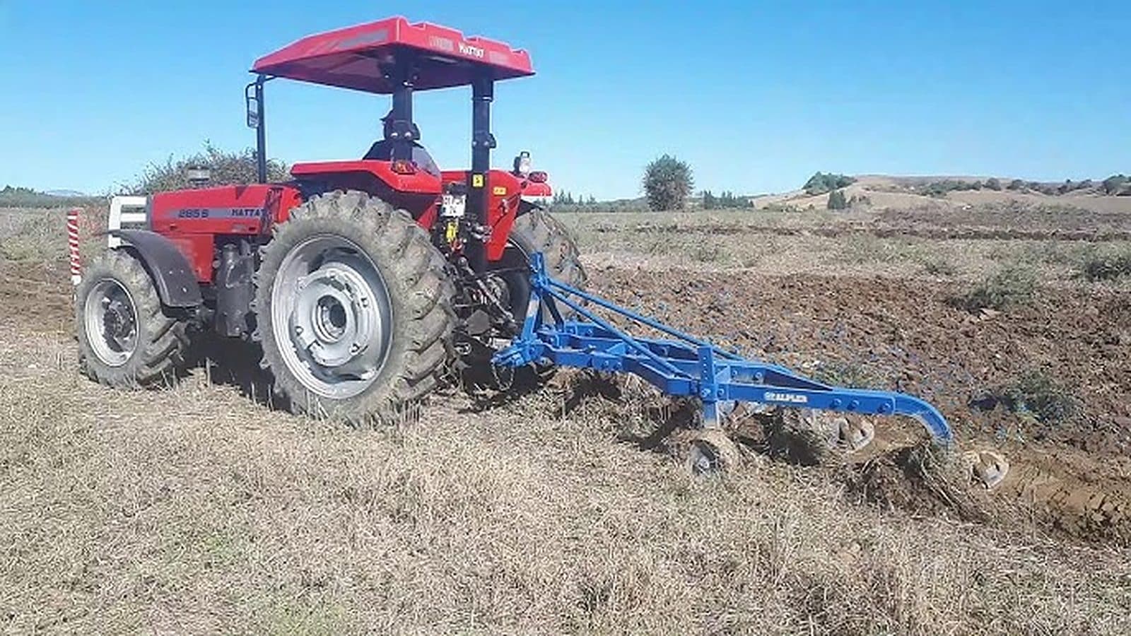 Hattat 285 S ve Alpler pulluk ile tarla sürümü